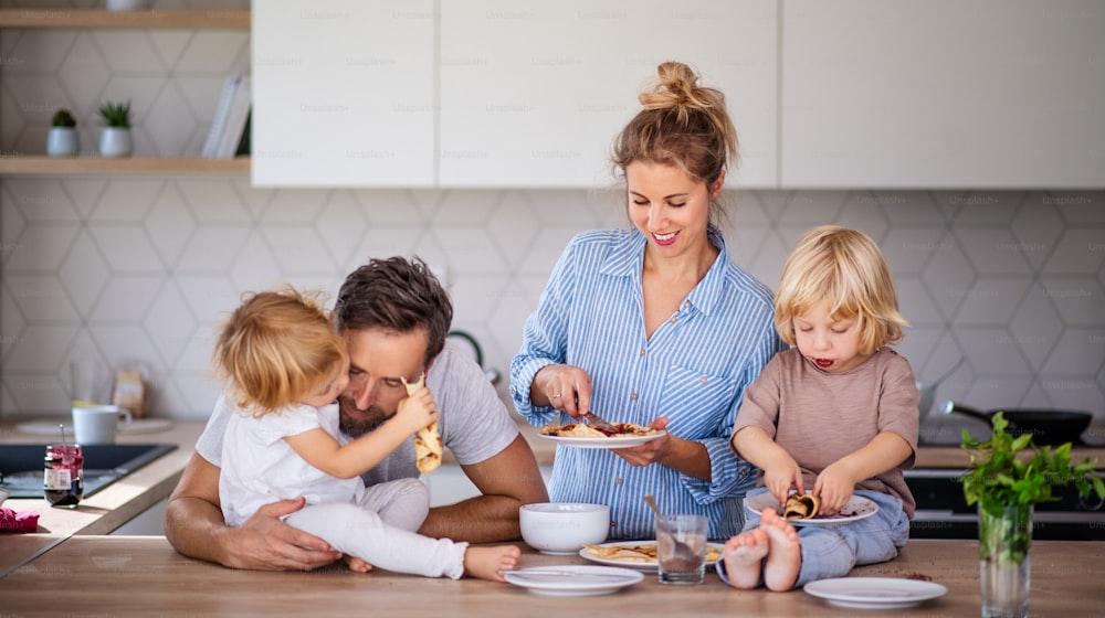 Une famille cuisinant ensemble dans la cuisine